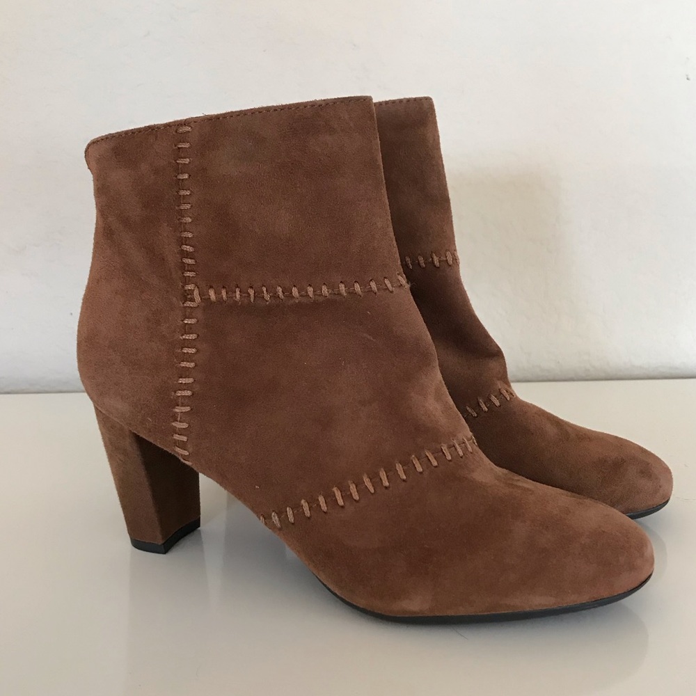 Suede ankle booties👌🏼✨